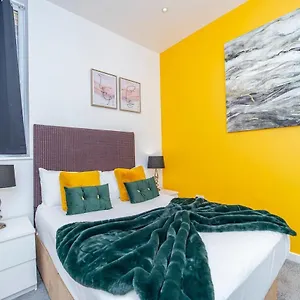 One Bedroom Flat I Walking Distance To Station Apartment