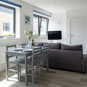 modern-one-bedroom-apartment-in-town-centre-4-min-to-the-beach.tophotelsbath.com/